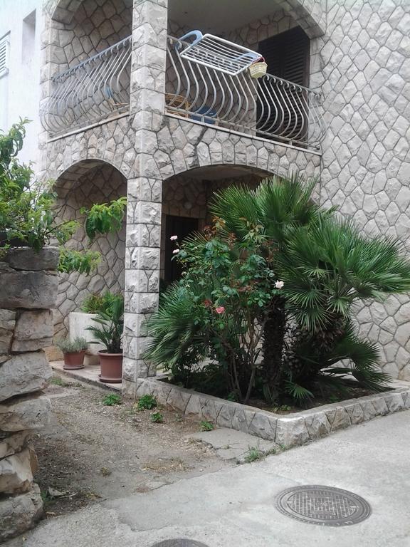 Apartments Vini And Ivana Sucuraj Exterior photo